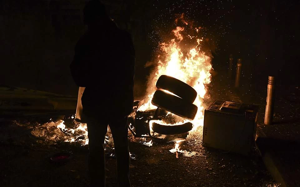 Συλλαλητήριο: Φωτιές στην Ερμού -Στο Μοναστηράκι οι κουκουλοφόροι (βίντεο)